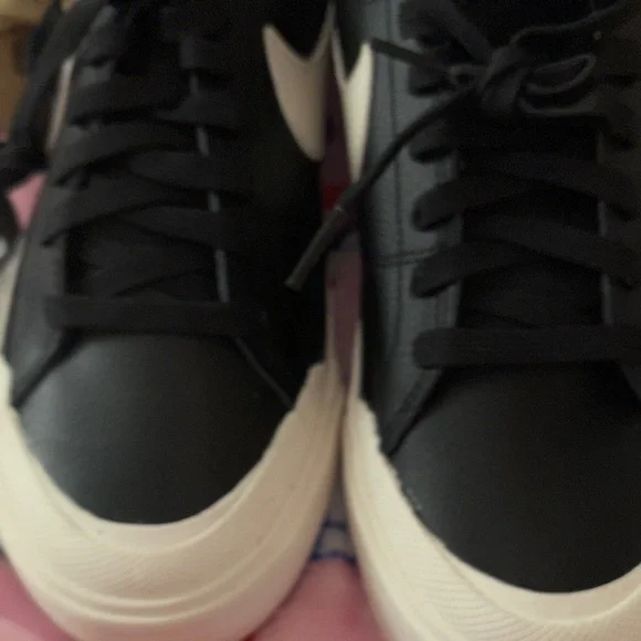 Nike women’s black and White Low-Top platform Sneakers - Picture 9 of 11